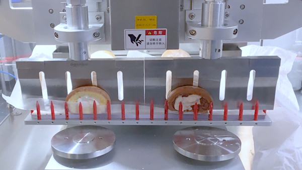 肉松卷切割有妙招 - 使用超声波蛋糕卷切割包纸机 - 杭州驰飞