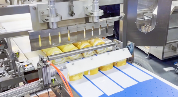 肉松卷切割有妙招 - 使用超声波蛋糕卷切割包纸机 - 杭州驰飞