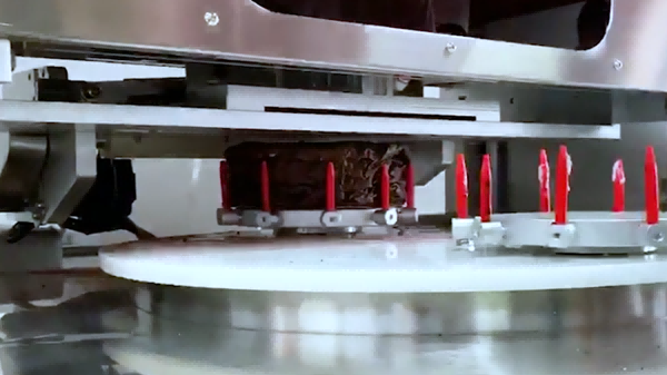 超声切割巧克力千层蛋糕 - 超声波精准切割 - 驰飞超声波