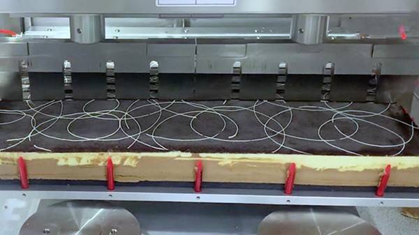 超声波切割方形芝士蛋糕 - 冷冻芝士蛋糕切割 - 驰飞超声波