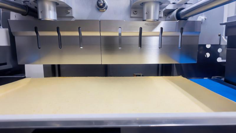 超声波慕斯蛋糕切割机 vs 传统切割机