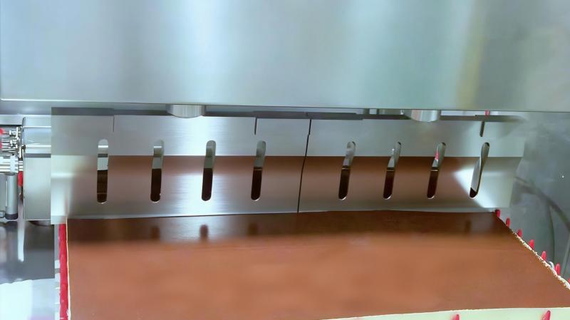 全自动超声波慕斯蛋糕切割机 : 规模化烘焙的核心装备